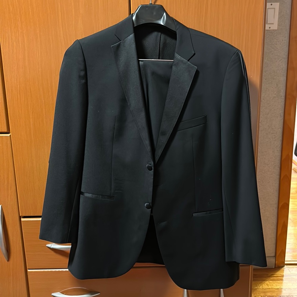 Hugo Boss tuxedo size 42R slim fit black color